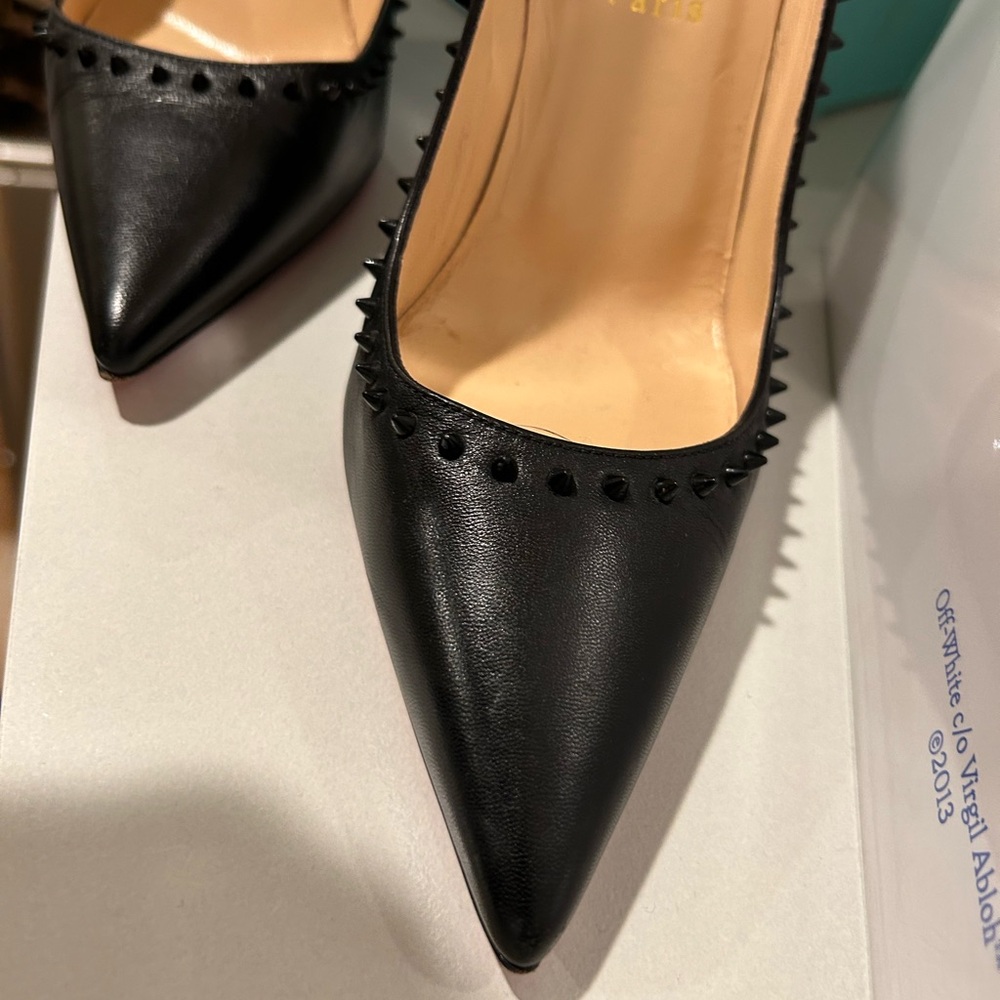 Anjalina leather CHRISTIAN LOUBOUTIN
BLACK SPIKES HEELS Width: 3.25" Heel: 4"